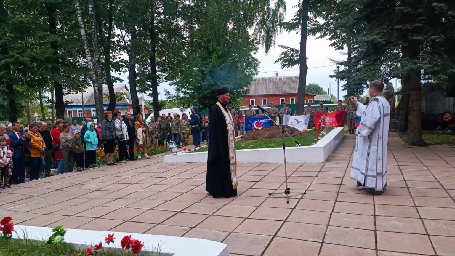 Погода в селе братское. Хвастовичи захоронение. Село Хвастовичи Братская могила. Село Хвастовичи Калужской.