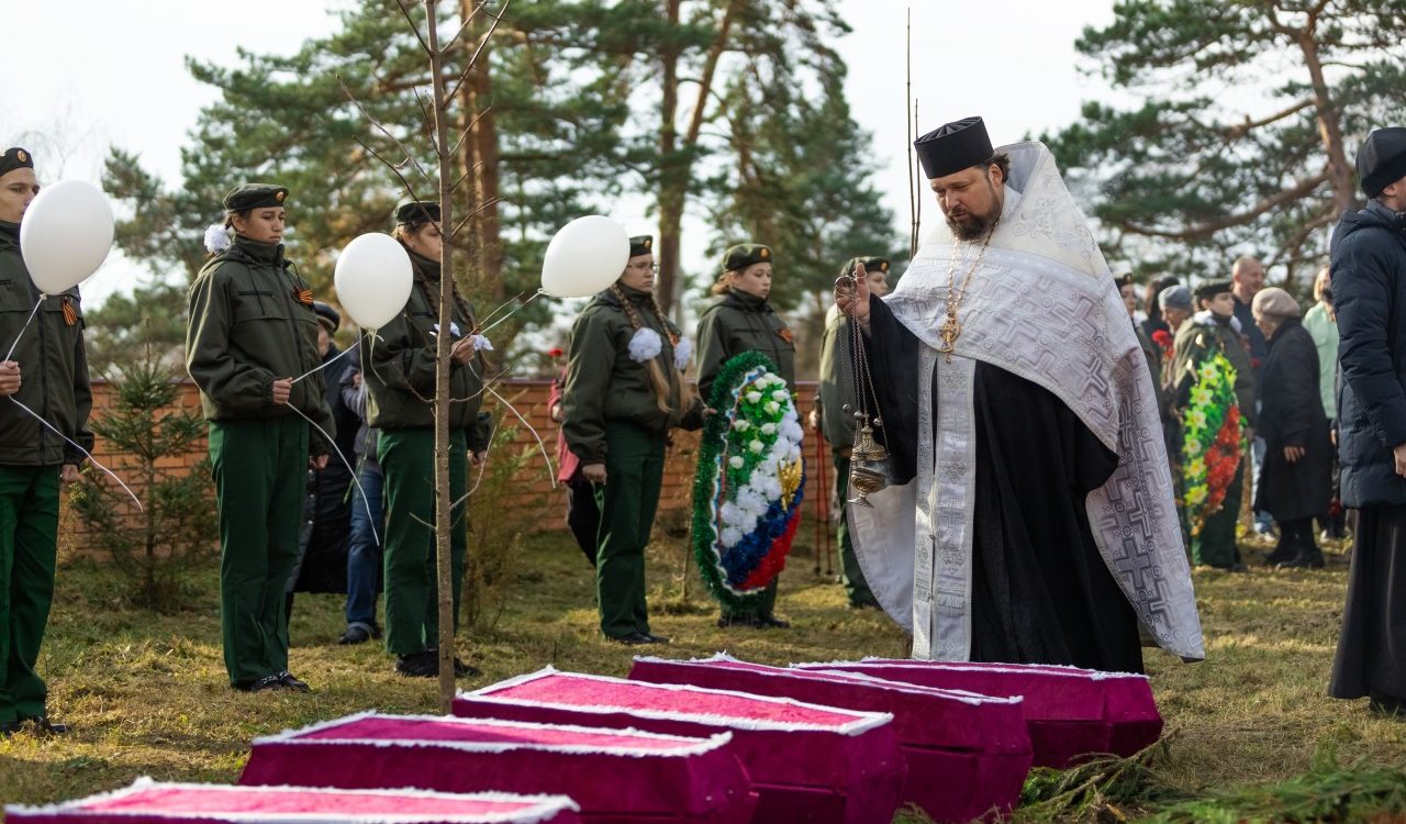 В Козельском районе прошла церемония перезахоронения останков воинов,  павших в боях во время Великой Отечественной — Козельская епархия