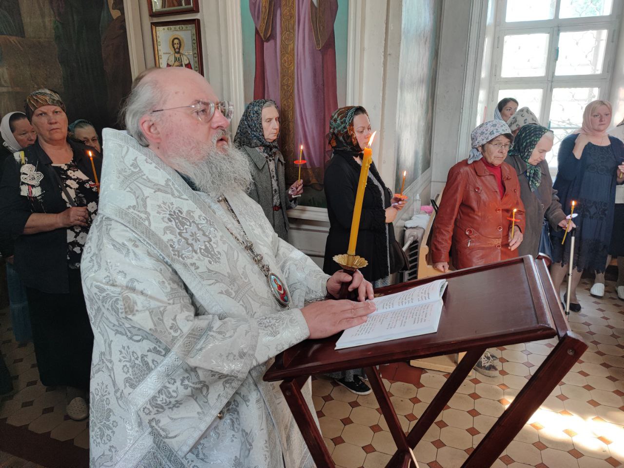 Православные в храме